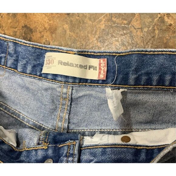 Levis 550 Cut Off Denim VTG Y2K Distressed Raw 2” Inseam JEAN SHORTS sz 30 - Picture 5 of 8